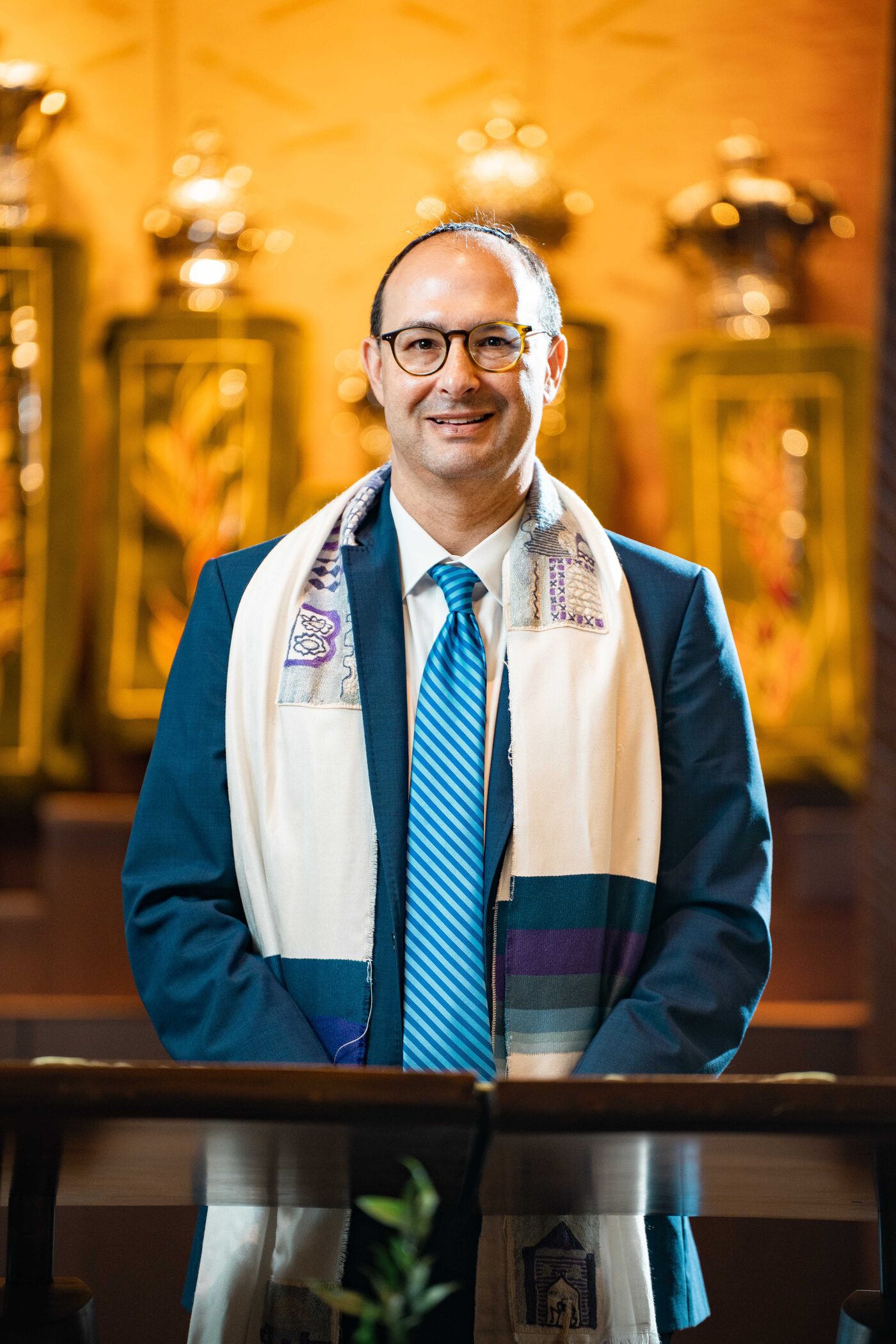 Rabbi Jeremy Barras reading Torah at Temple Beth Am